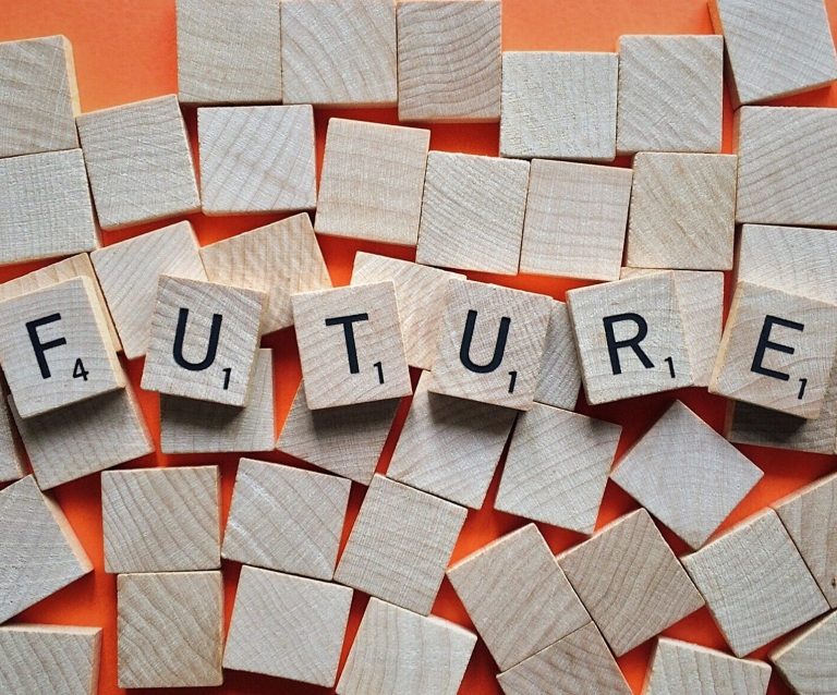 Scrabble Spielsteine bilden das Wort "Future"