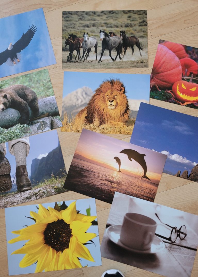 Auf einem Tisch liegen Fotos verschiedener Lebensbereich, Freizeit, Beruf, Urlaub