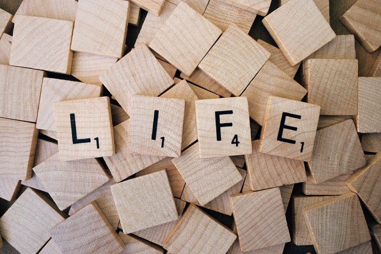 Scrabble Spielsteine bilden das Wort "Life"