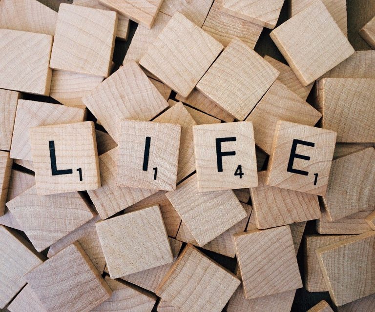 Scrabble Buchstaben bilden das Wort "Life"