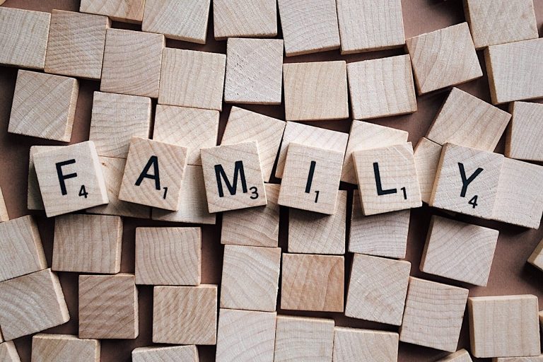 Scrabble Spielsteine bilden das Wort "Familiy"