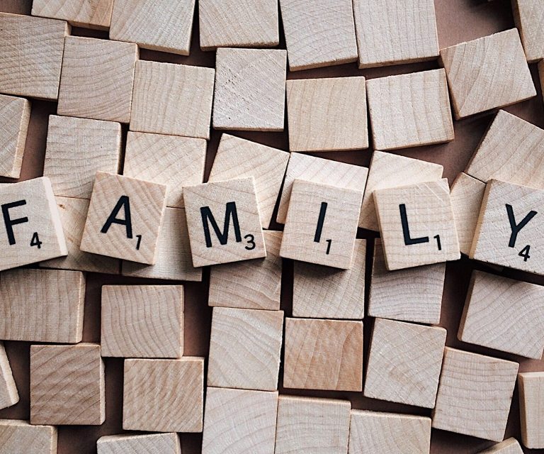 Scrabble Buchstaben bilden das Wort "Family"