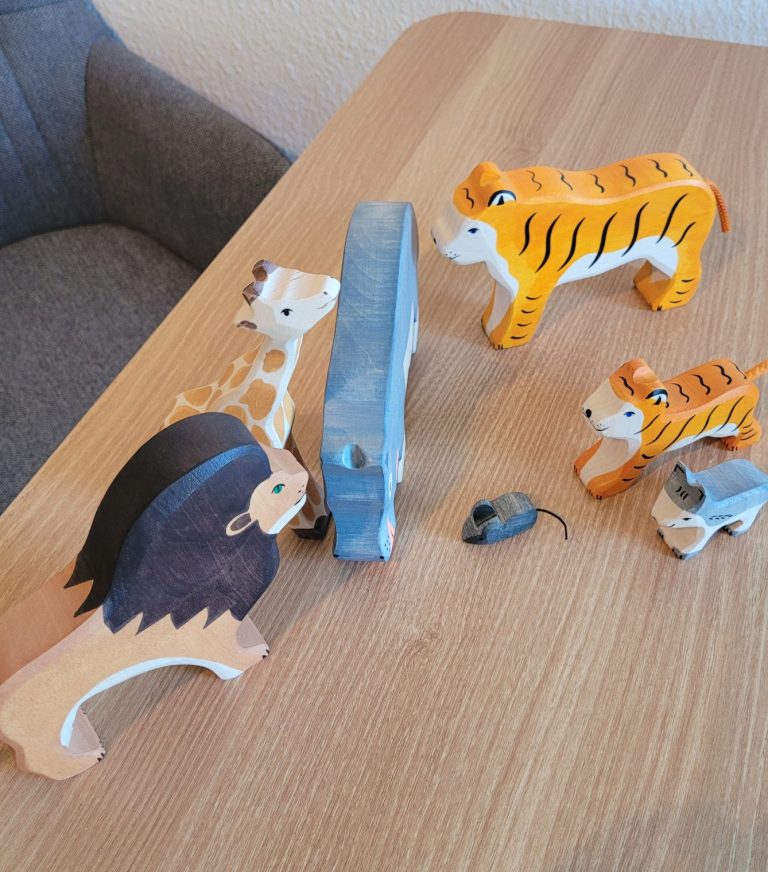 Verschiede Tierfiguren aus Holz als Symbolsprache